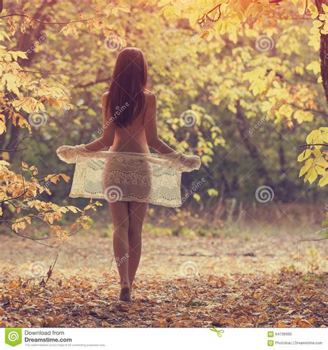 bella donna nuda che cammina nella foresta di caduta fotografia stock