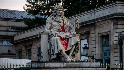 statue de colbert vandalisee cest une forme detournee du totalitarisme denonce lhistorien