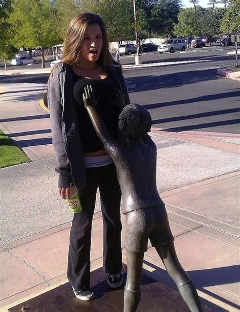 25 Epic Poses With Pretentious Statues Gallery Ebaum
