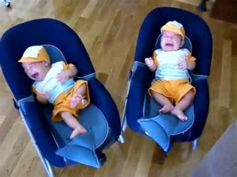 dos bebes gemelos llorando al mismo tiempo  meses insoportable palma de mallorca