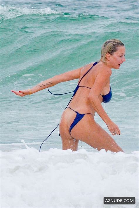 Caroline Vreeland Suffers An Unfortunate Bikini