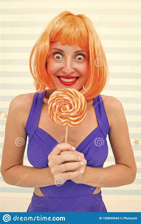 koel meisje met lolly sexy vrouw maniermeisje met oranje haar die pret