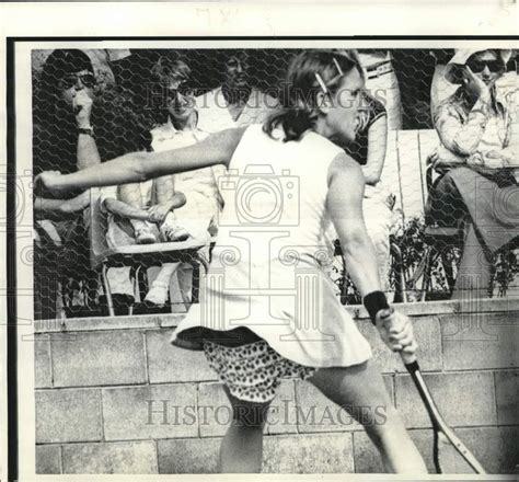 1976 Press Photo Linda Thomas Almost Loses Her Pants During Tennis