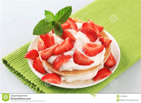 pfannkuchen mit sahne und erdbeeren stockfoto bild 41168796
