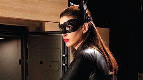 how to get anne hathaway s catwoman look