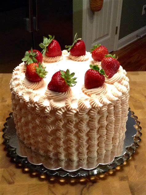 hq images   decorate  cake  fresh strawberries top
