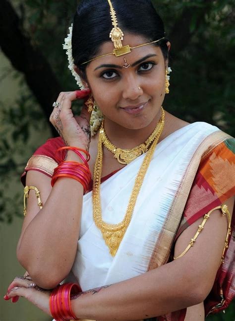 Kamalini Mukherjee Hot In Traditional Saree Photos One