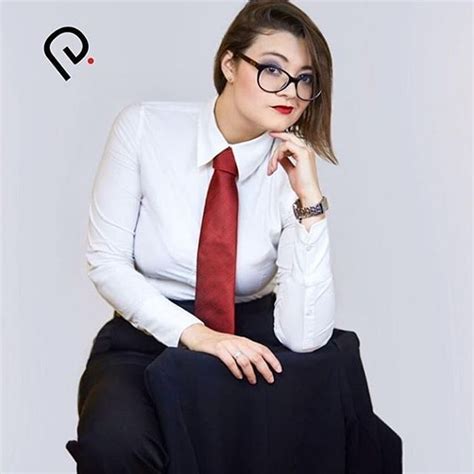 Pin By Inezhynes On Women In Necktie Women Wearing Ties