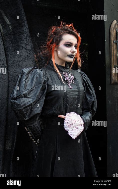 teilnehmer der whitby goth steampunk festival gekleidet in steampunk