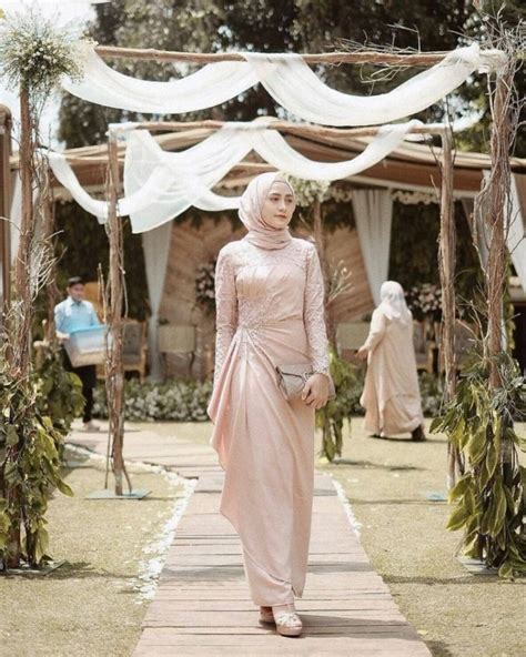 30 Model Kebaya Modern Hijab Kutu Baru Wisuda Batik