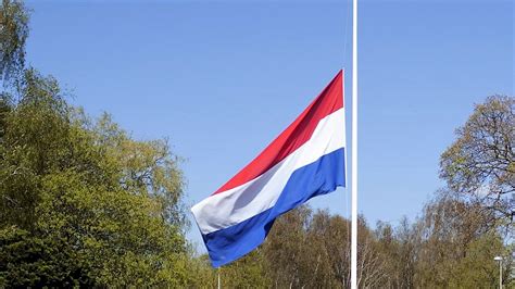 mei nederlandse vlag gehele dag halfstok