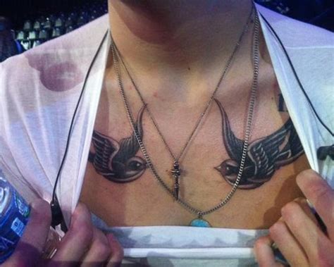 One Direction S Harry Styles Shows Off New Chest Tattoo