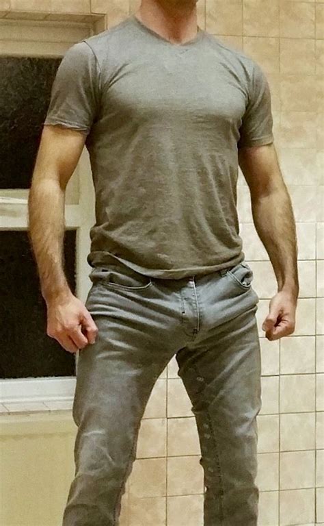 major bulging crotch in old grey jeans homens de jeans homens
