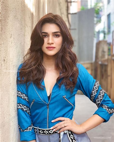 [100 ] kriti sanon hot hd photos and wallpapers for mobile