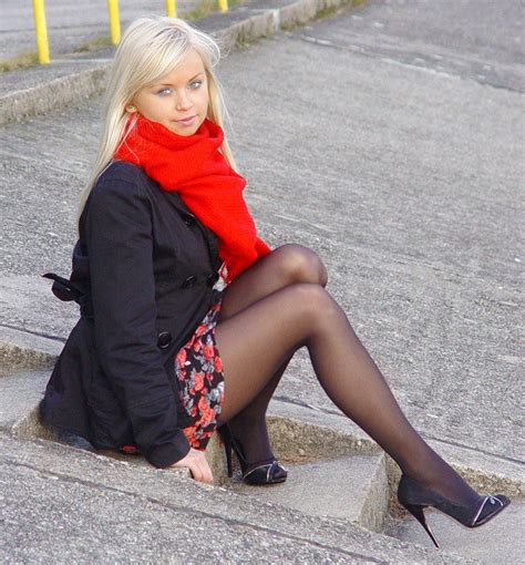 legs in stockings pantyhose piernas en medias nylons pantyhose