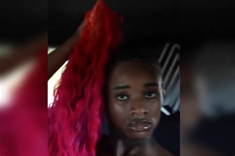 sexyy red pulls  wig  show  shes selling  ebay xxl