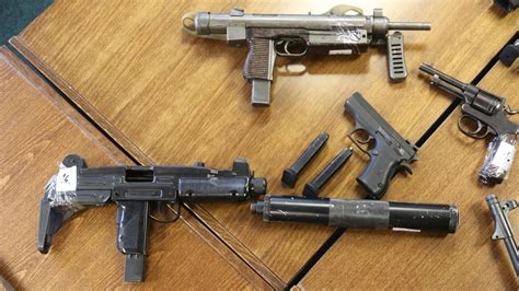 kulomety samopaly  pistole policie obvinila trojici muzu kteri obchodovali se zbranemi