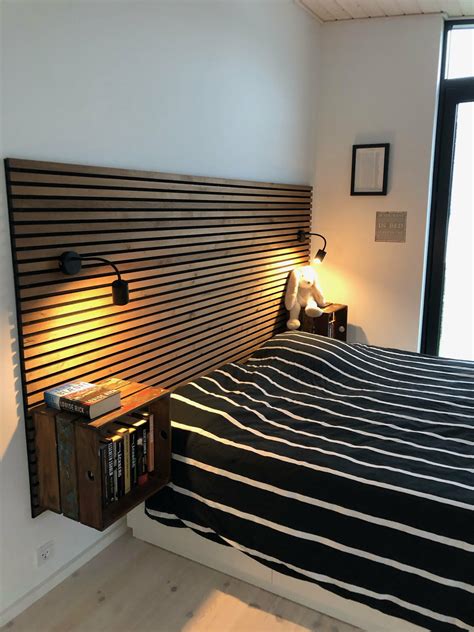 une tete de lit avec des tasseaux de bois wallin