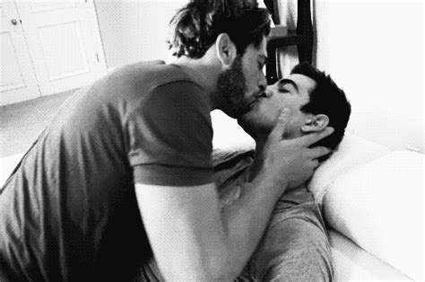 Gay Men Kiss 1 Softcore Gay