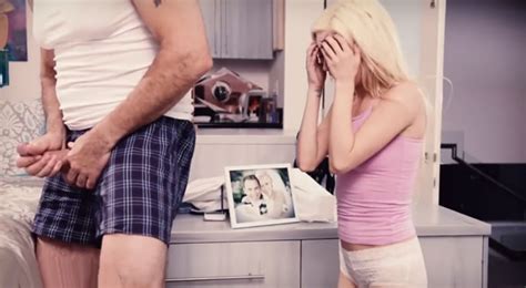 hija pilla a su padre masturbándose con su foto