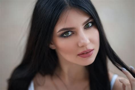 2048x1365 face model woman black hair green eyes girl wallpaper