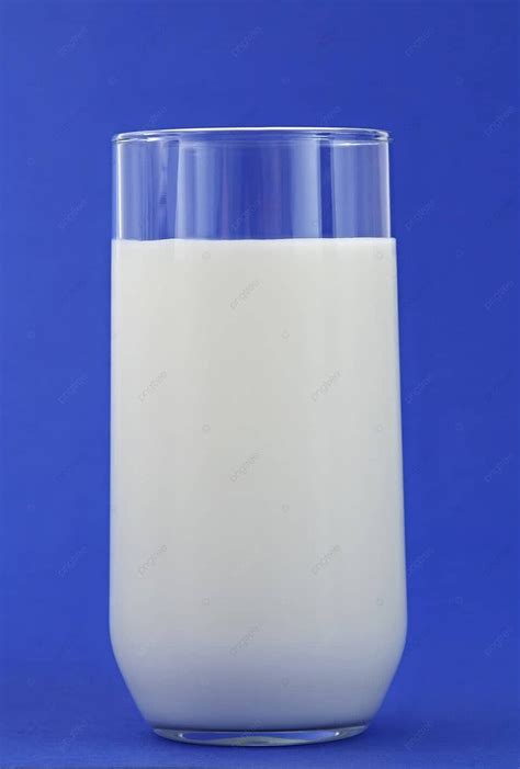 segelas susu susu kalsium biru foto latar belakang  gambar   gratis pngtree