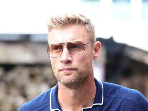 freddie flintoff supported  face injuries    time  horrific top gear crash