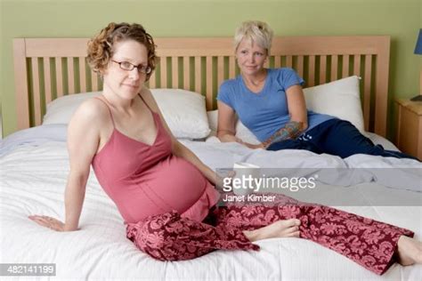 Caucasian Pregnant Lesbian Couple Relaxing On Bed Foto Stock Getty Images