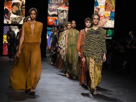 Bangga Dior Pakai Tenun Endek Bali Untuk Koleksi Terbaru