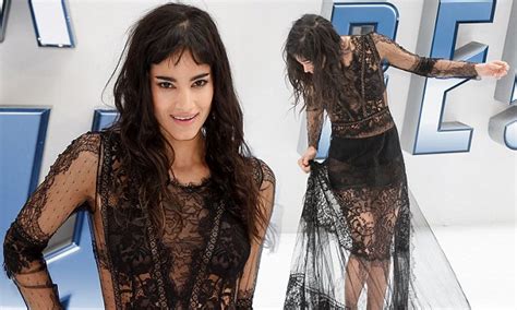 Sofia Boutella Gets Her Heel Gets Caught In The Hem Of Her Dress At