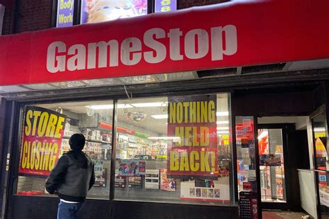 gamestop closing    additional stores    turning