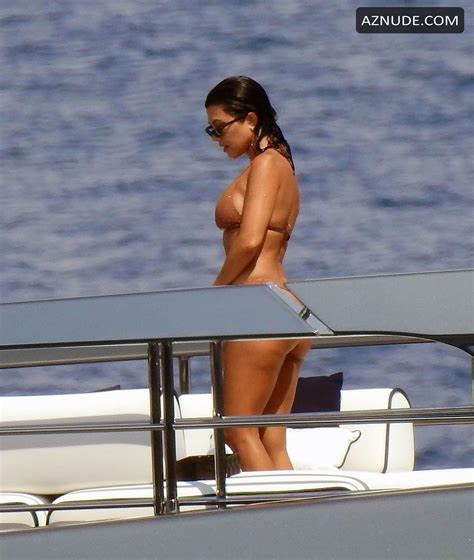 Kourtney Kardashian Sexy Having Fun On A Yacht In