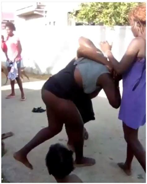 Two Women Disgracefully Fights In Public Photos