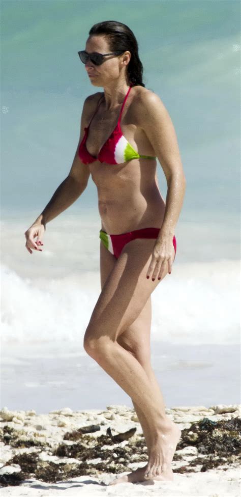 minnie driver shows off her ass wearing bikini at the caribbean beach
