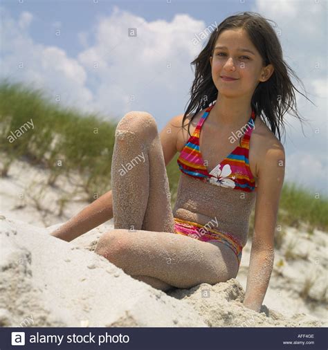 niedliche mädchen 11 jahre spielen im sand am strand