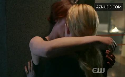 caity lotz lesbian scene in supergirl aznude