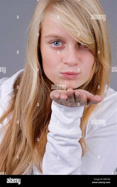 junge blonde frau bläst einen kuss deutschland stockfotografie alamy