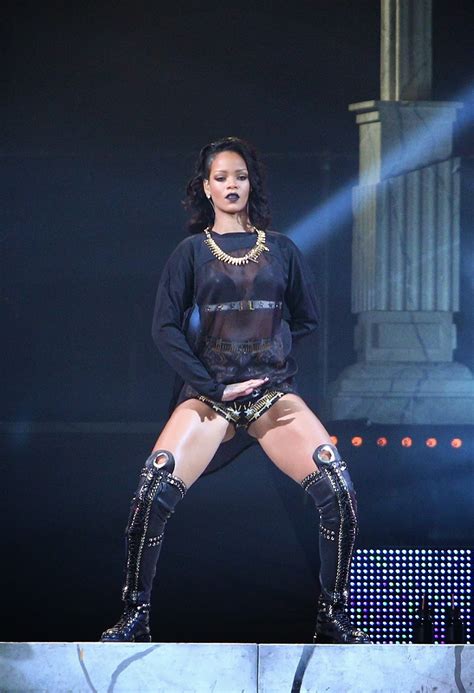 rihanna flashing ass while she performs her tour at new