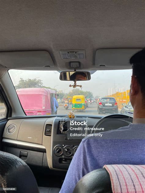 개인 택시 자동차에서 고속도로고속도로에서 운전하는 인도 남자의 이미지 교통 체증 자동 인력거 노란색과 녹색 툭툭 자동차 오토바이