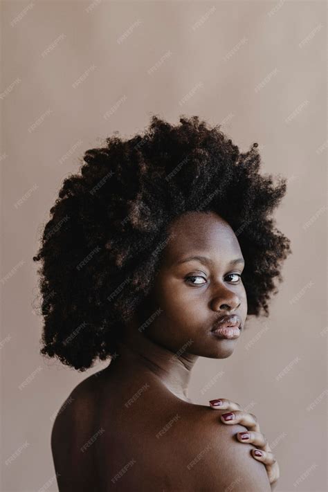 Belle Femme Noire Nue Aux Cheveux Afro Photo Premium