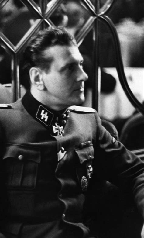 câu chuyện kỳ lạ về một cựu sĩ quan Đức quốc xã trở thành sát thủ của
