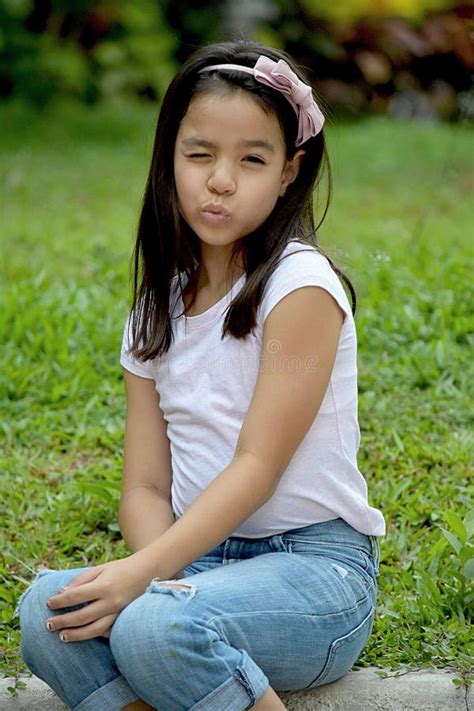 Knipogend Mooi Filipina Female Stock Foto Image Of Filippijnen