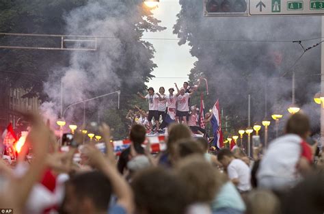 croatian football team receive heroes welcome as in zagreb daily mail online