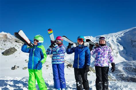 Groep Kinderen Met Een Ski Op De Schouder In De Berg Stock Foto Image