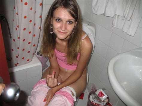 jeunes femmes prisent en flag en train de pisser aux toilettes