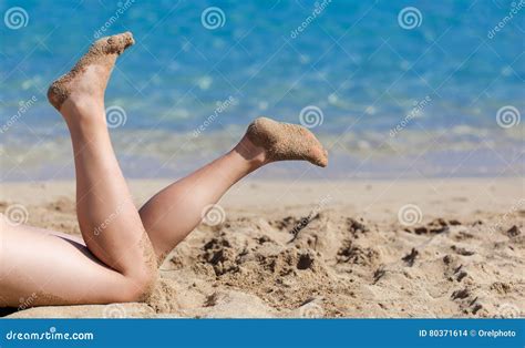 Piernas Atractivas Bronceadas En La Playa Foto De Archivo Imagen De