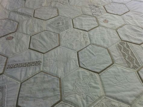 quilt  laying  top   tablecloth    stitched