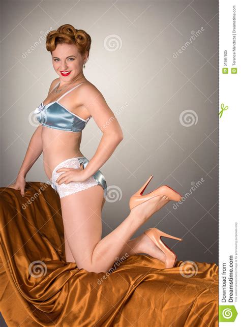 les années 50 ont dénommé le beau pin up de femme de roux dans la lingerie photo stock image