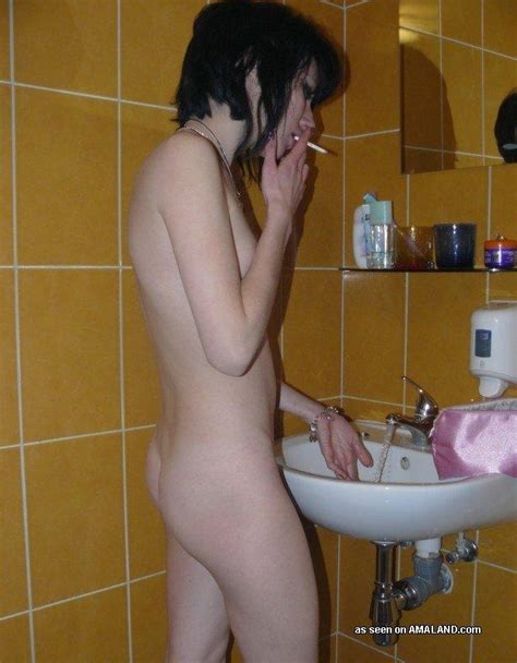 Pictures Of A Naughty Goth Chick Posing Naked In The Bath