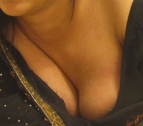 aunty saree cleavage datawav
